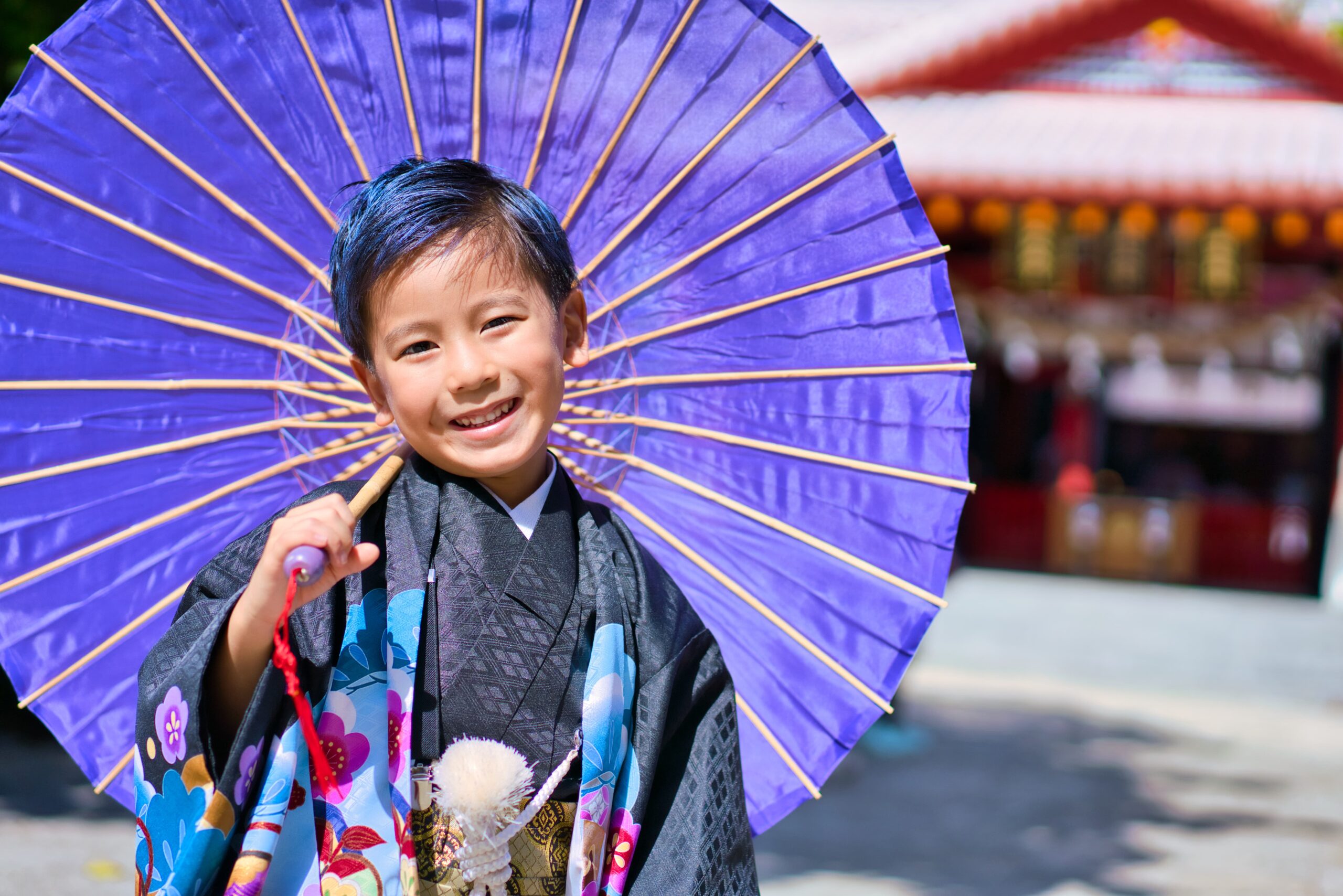 沖縄 七五三 写真｜波上宮で袴姿の男の子が扇子を持つ記念写真