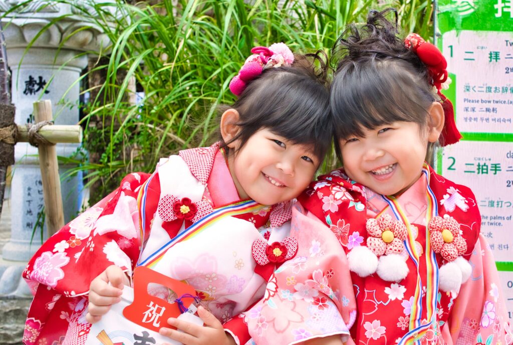 双子の姉妹が寄り添う、愛らしい七五三記念写真(沖縄・波上宮)