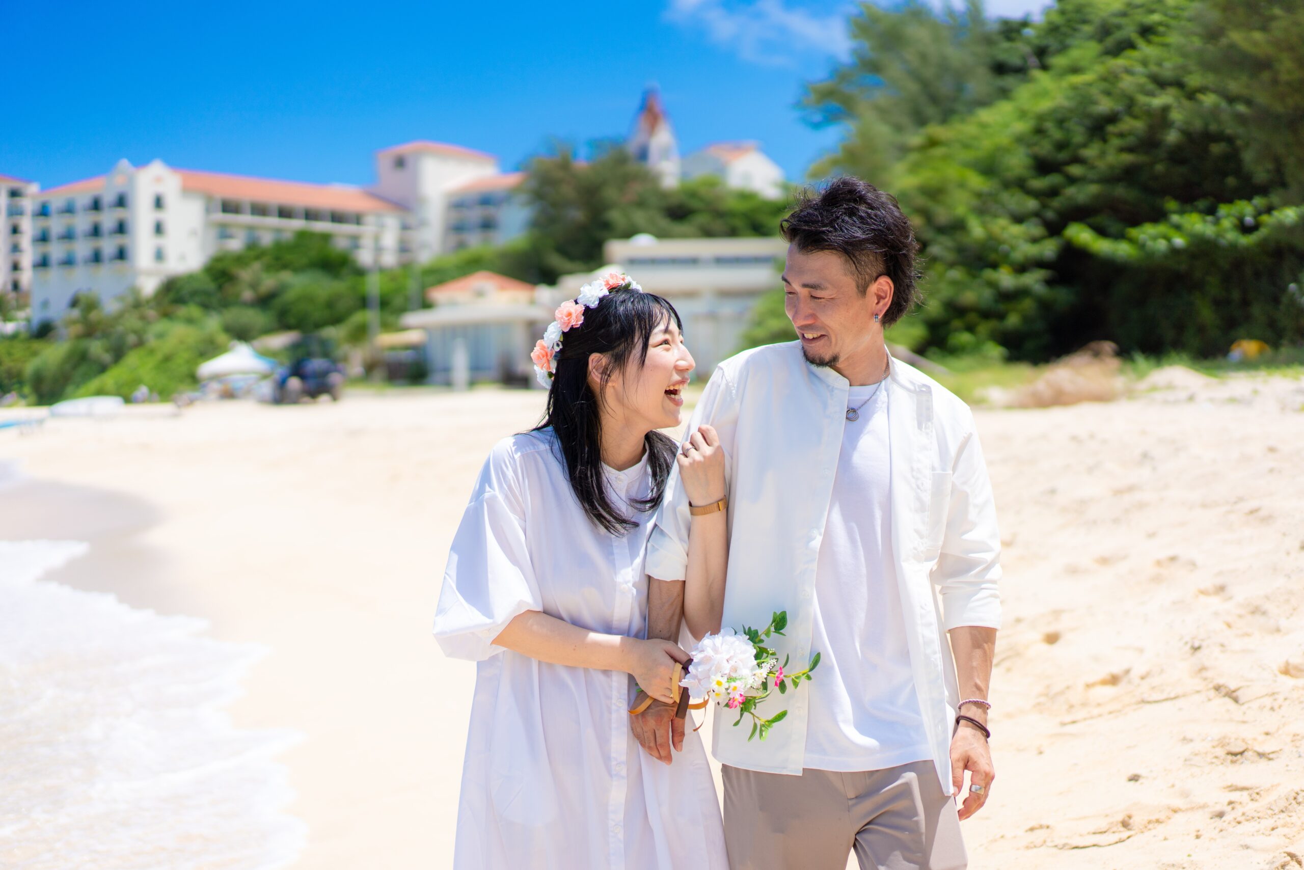 沖縄の透明な海でカップル撮影｜波打ち際で自然体の笑顔