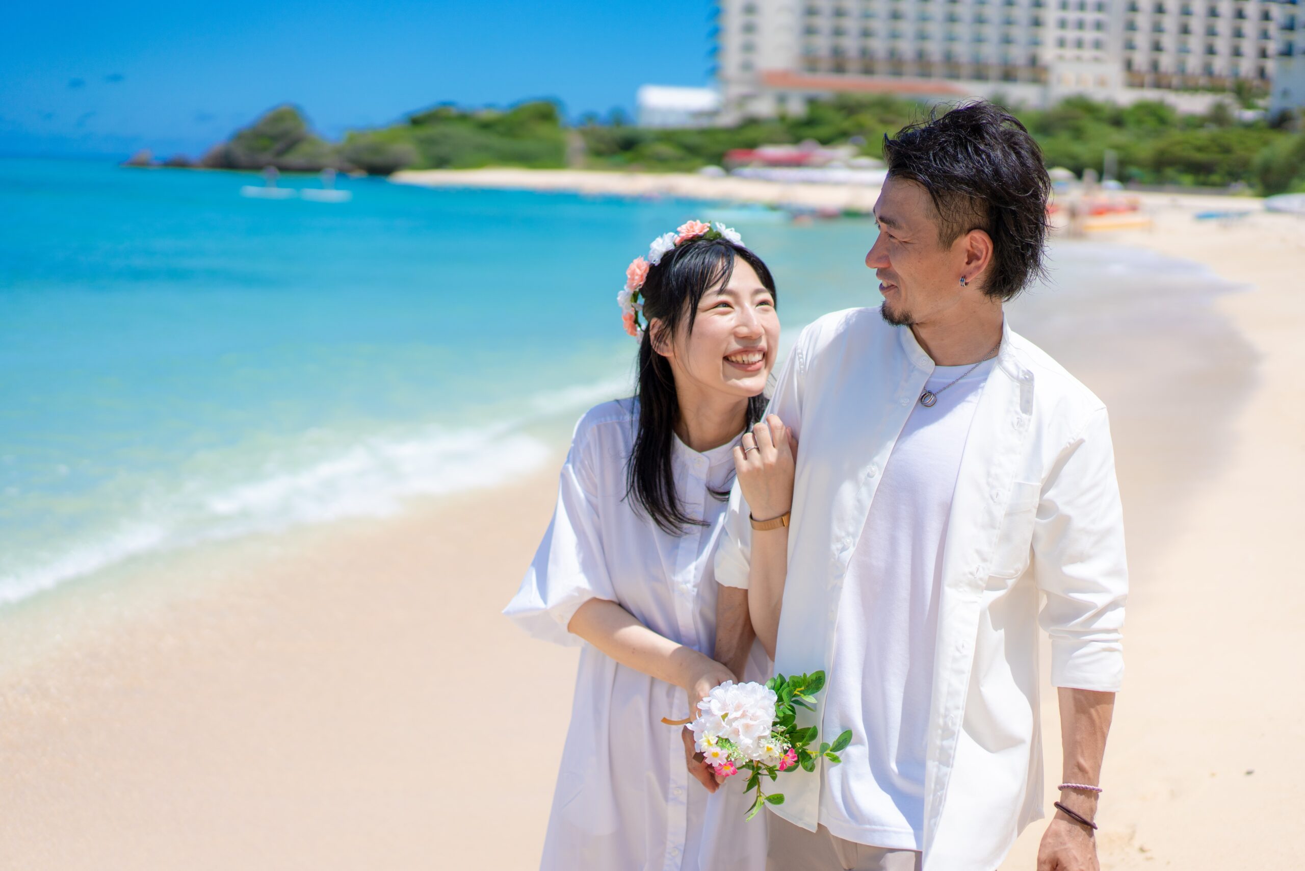 沖縄サプライズプロポーズ撮影｜ビーチでひざまずくプロポーズの瞬間