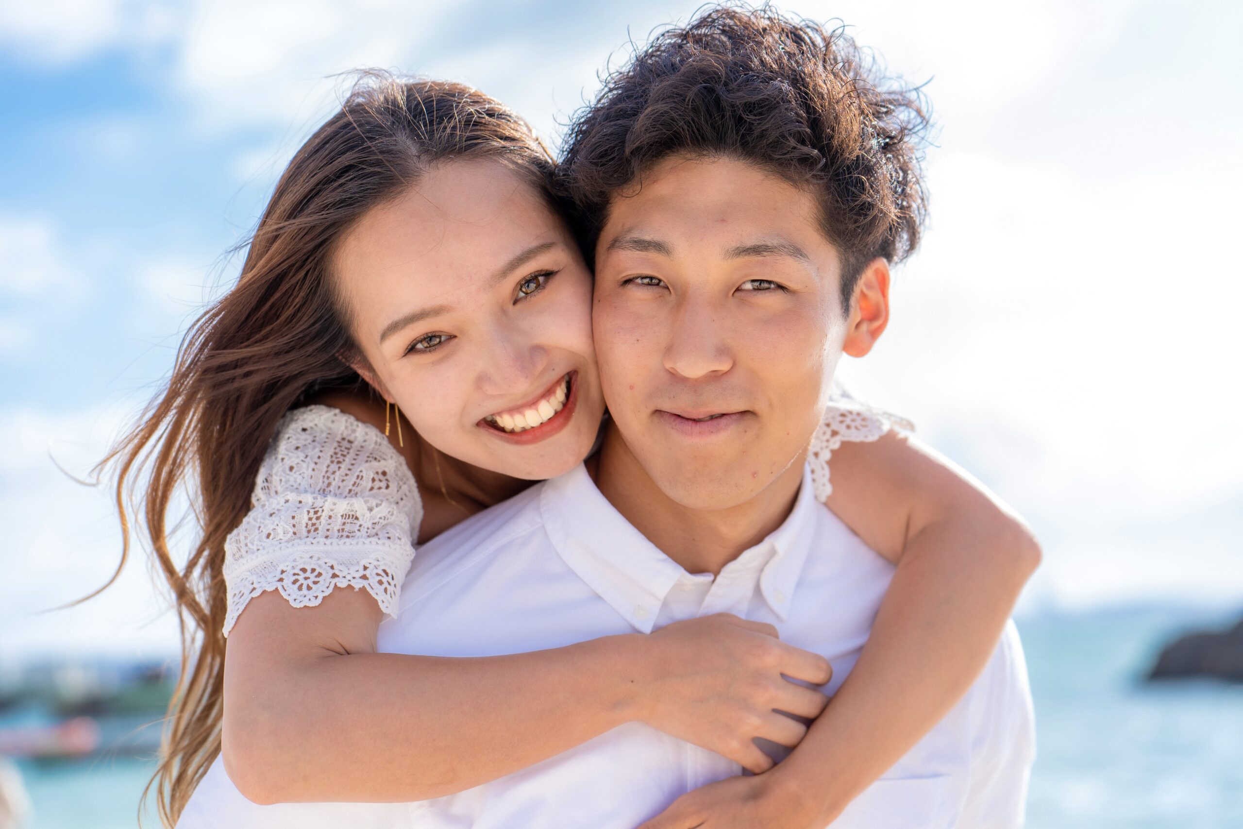 沖縄ウェディングフォト 海辺で寄り添うご夫婦の結婚記念撮影