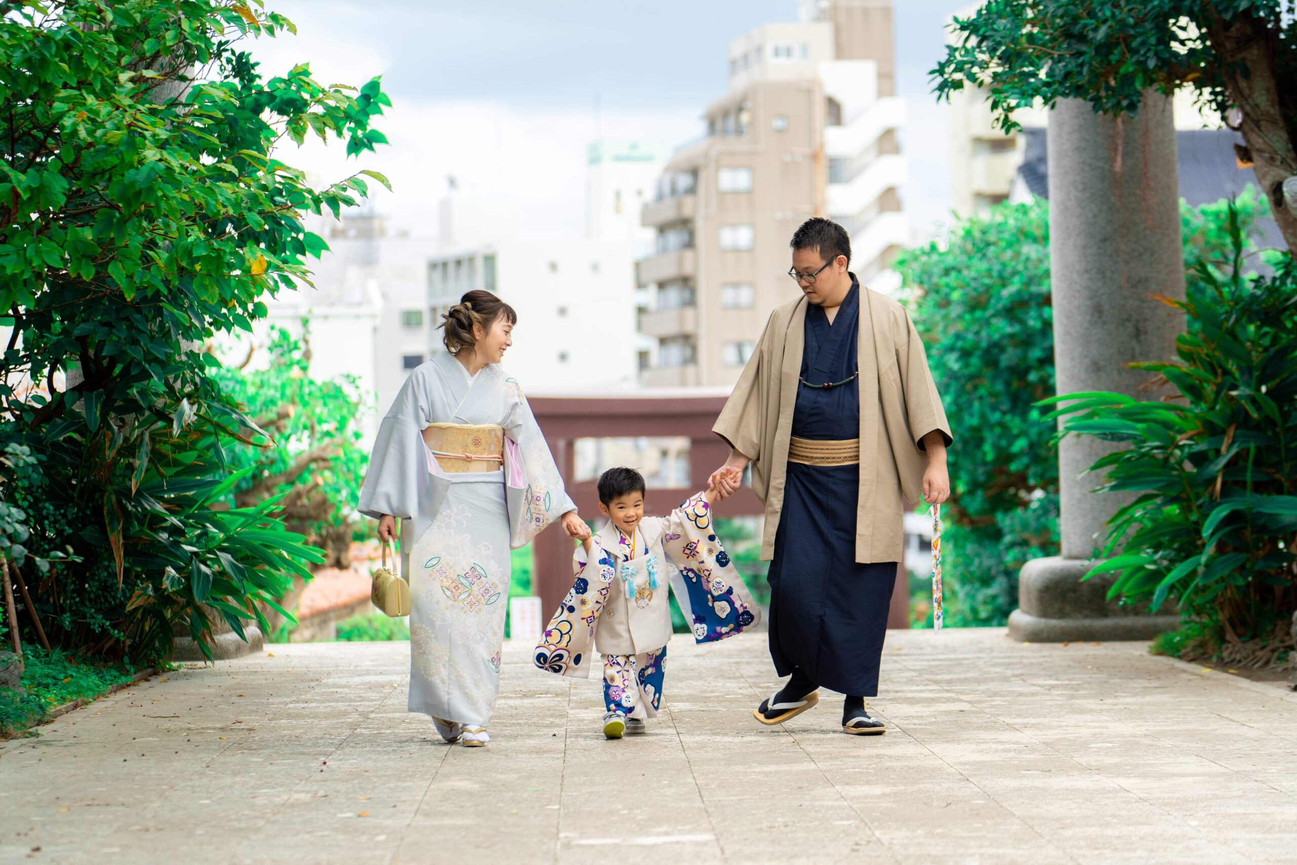 沖縄 七五三 撮影｜神社境内で着物姿のお子さまを撮影