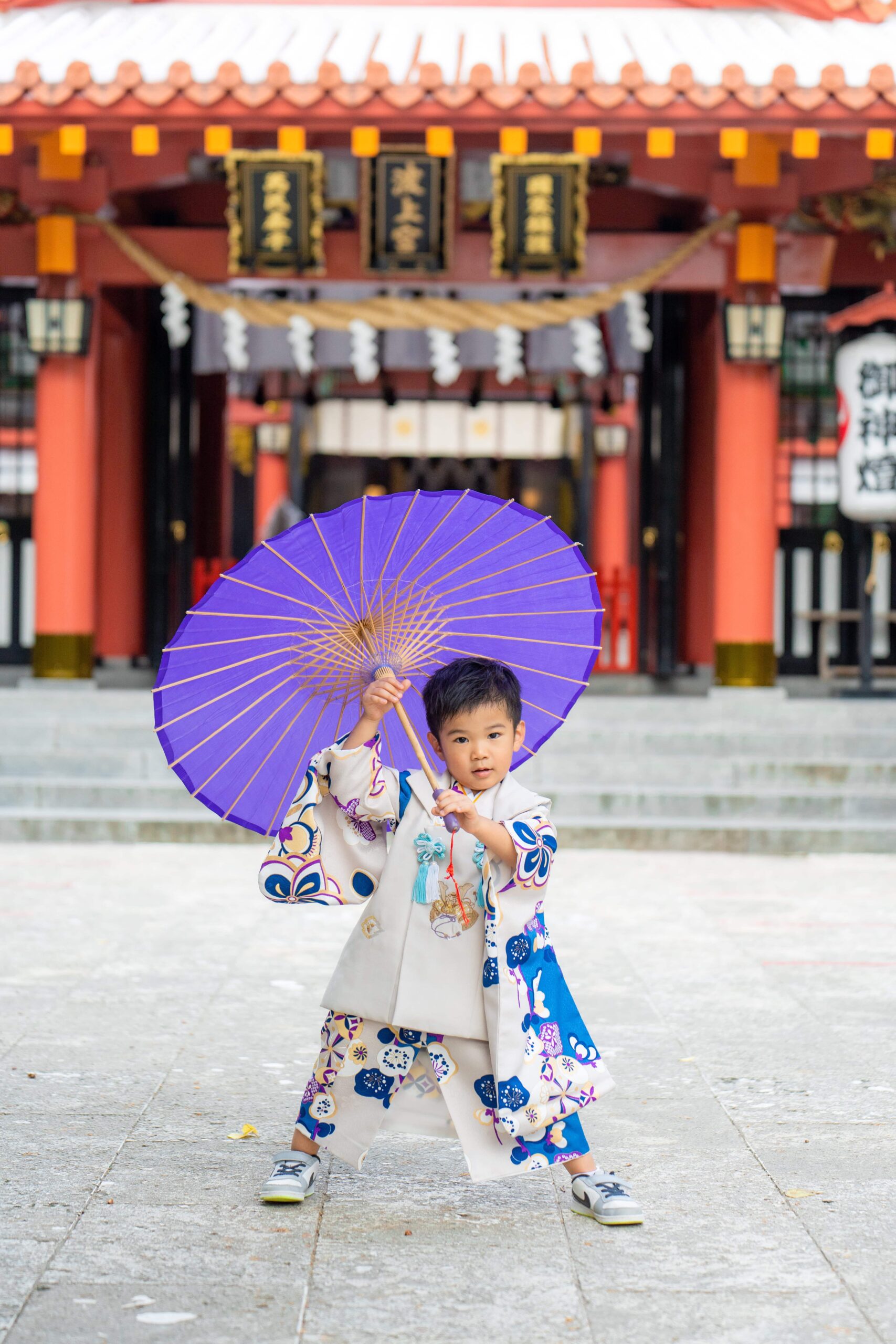 沖縄 神社 七五三｜家族で神社の参道を歩くロケーション撮影