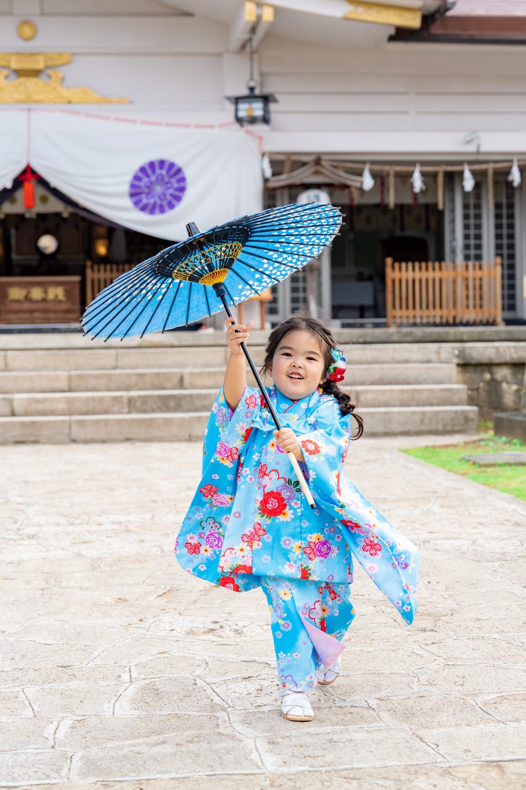 沖縄 七五三｜水色着物の女の子が神社でポーズ