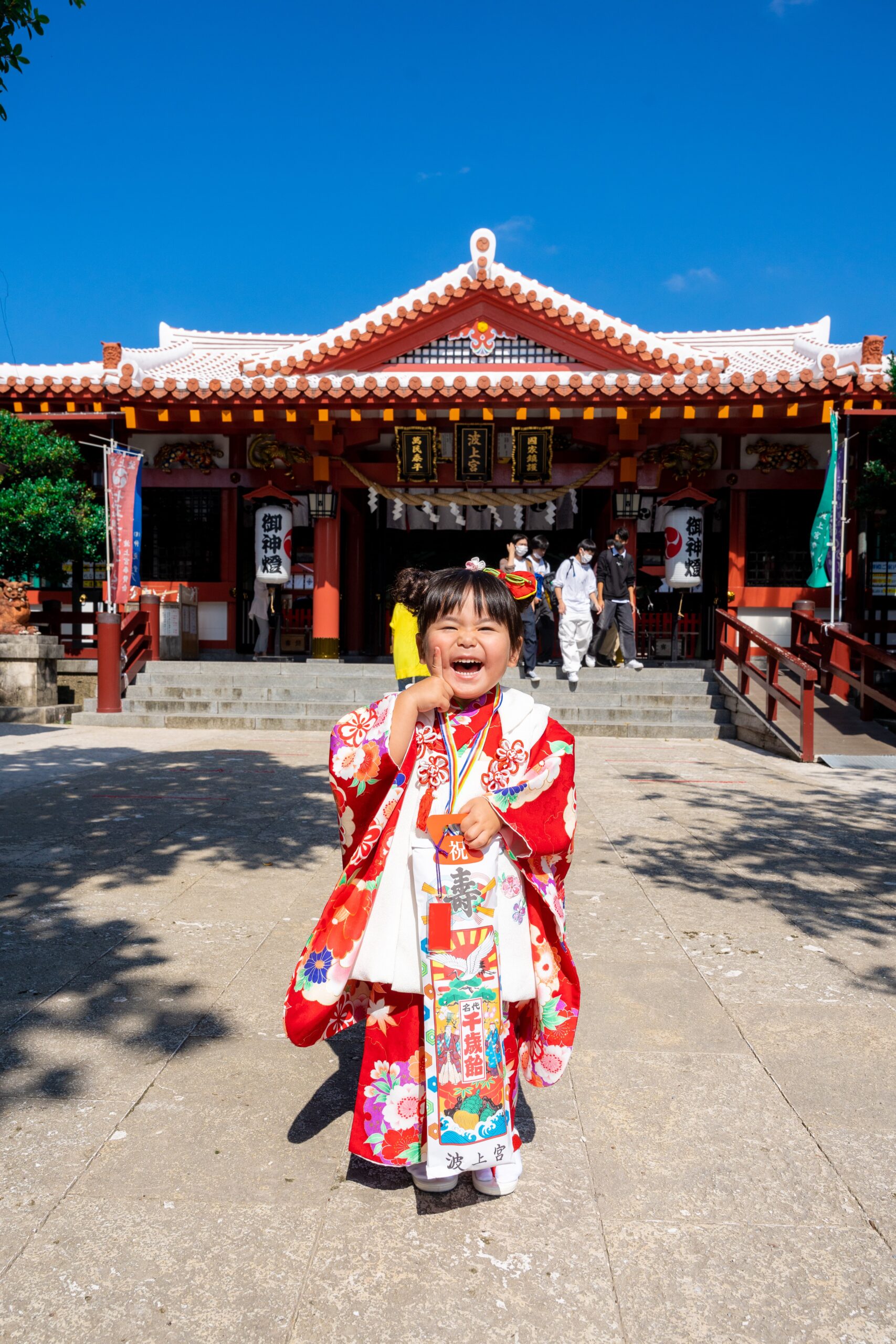 沖縄 七五三 ロケーション撮影｜神社の境内を歩く家族写真