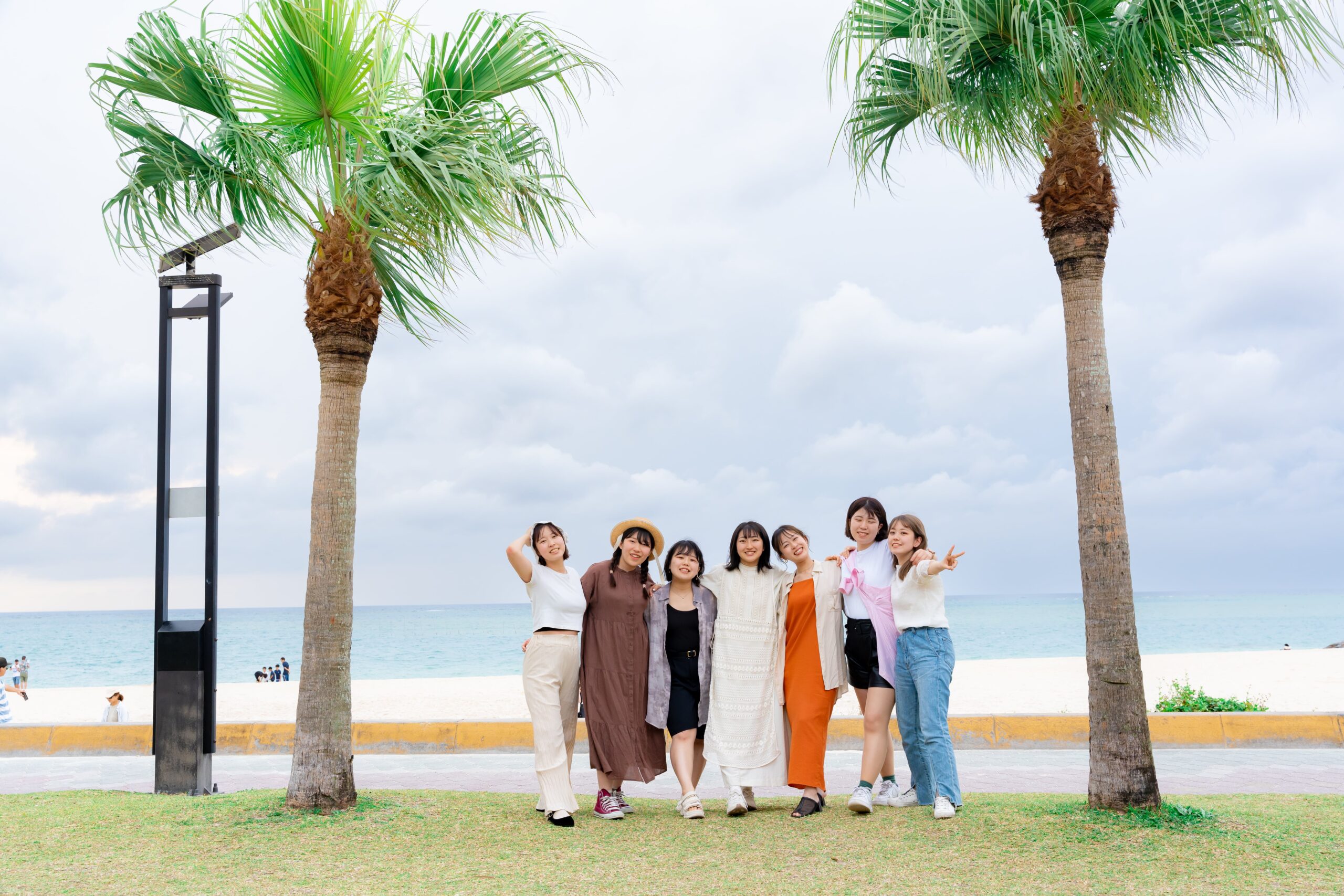 沖縄の海で友達と撮るフレンドフォト