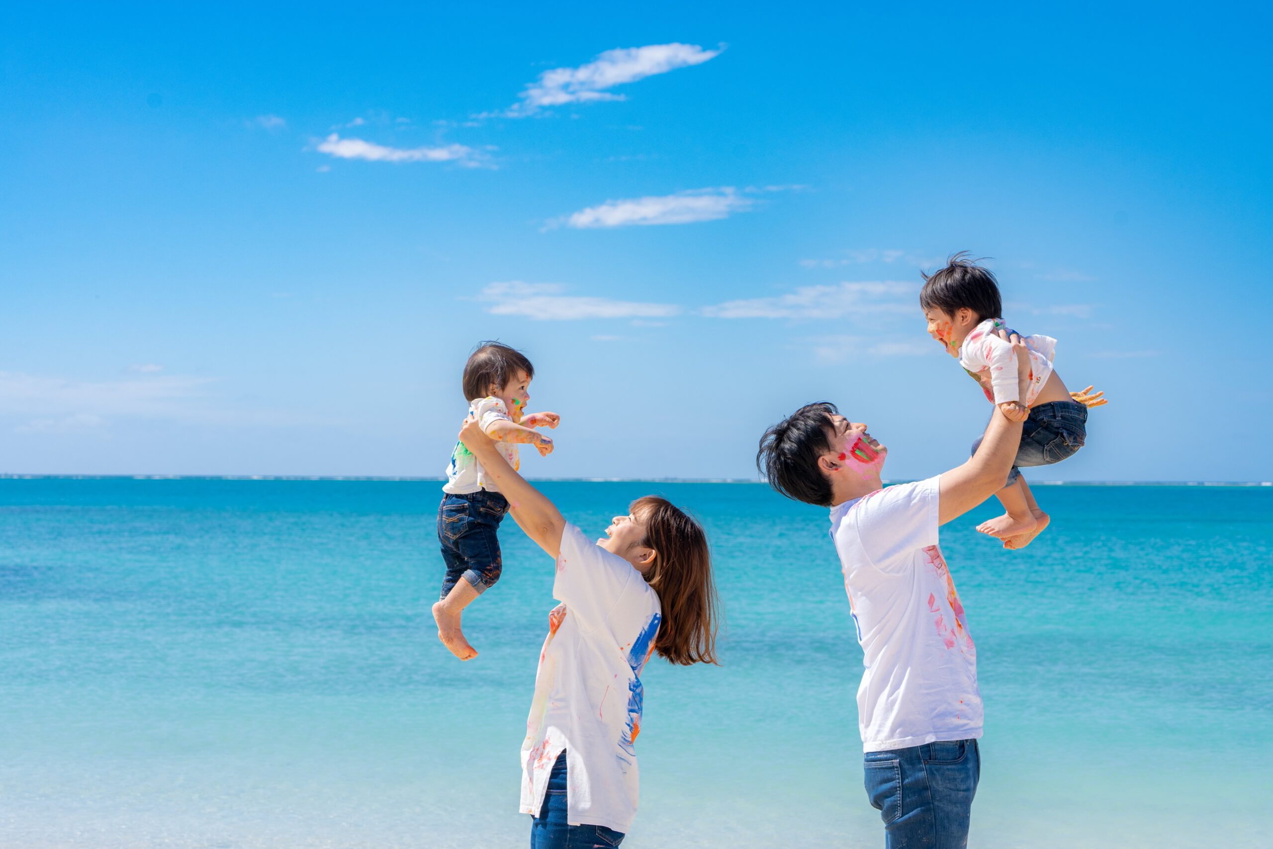 沖縄 ペイントフォト 家族 ビーチで絵の具遊び撮影