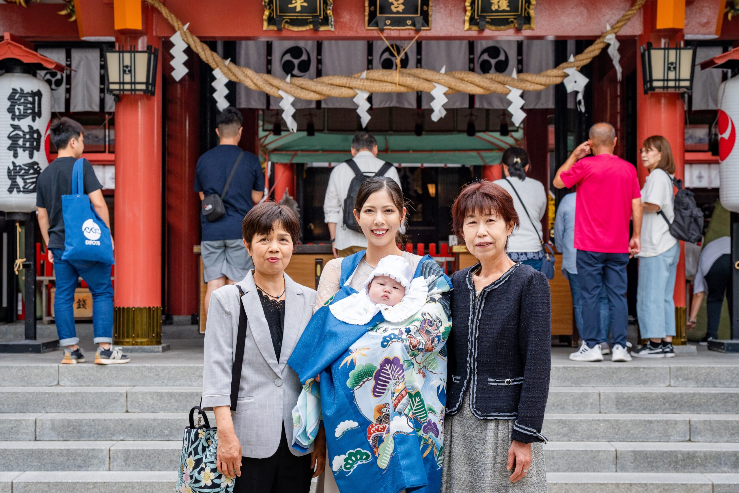 沖縄 お宮参り 出張撮影｜波上宮で赤ちゃんを抱くパパとママ