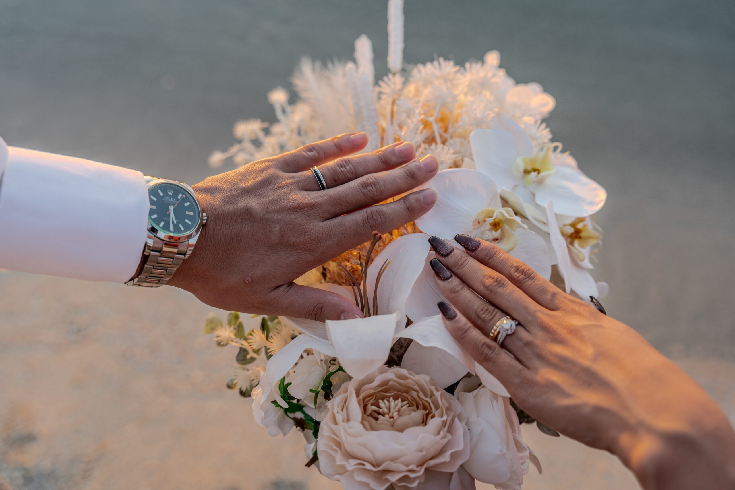 ウェディングブーケと結婚指輪のアップ写真