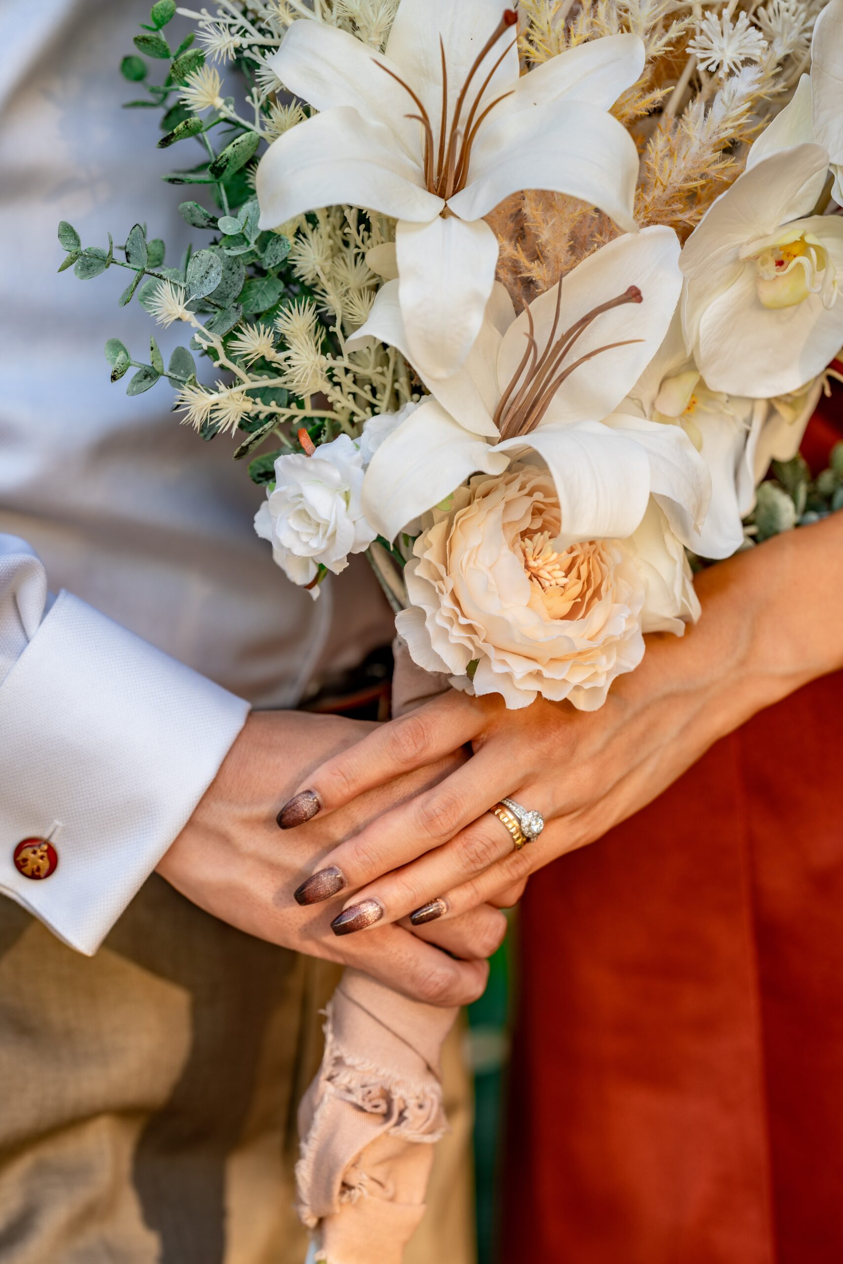 沖縄のビーチで寄り添いながら歩くドレス姿の新郎新婦