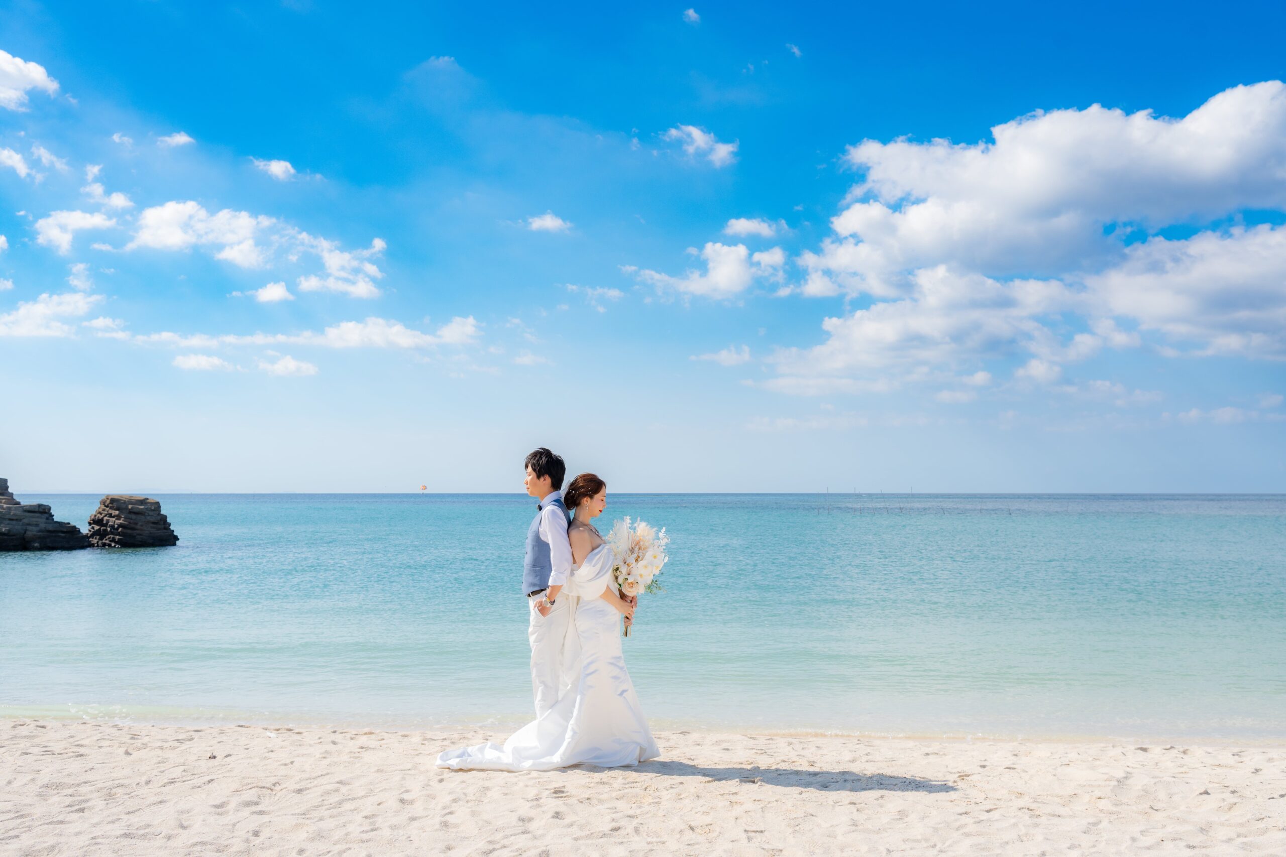 沖縄の透明な海を望むビーチウェディングフォト