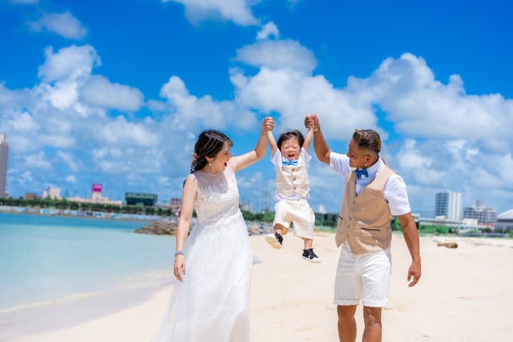 沖縄のがじゅまるの木の下で家族で絵本を読む心温まる家族写真｜沖縄ファミリーフォト