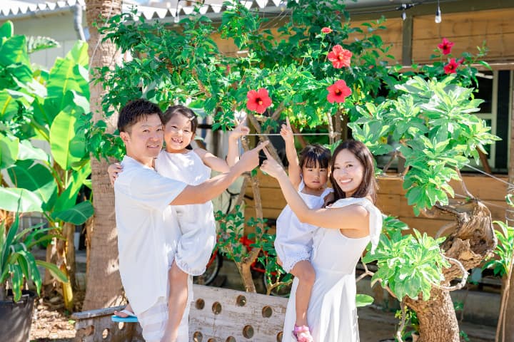 沖縄のハイビスカスの前で家族の記念撮影をしたファミリーフォト｜沖縄ファミリーフォト