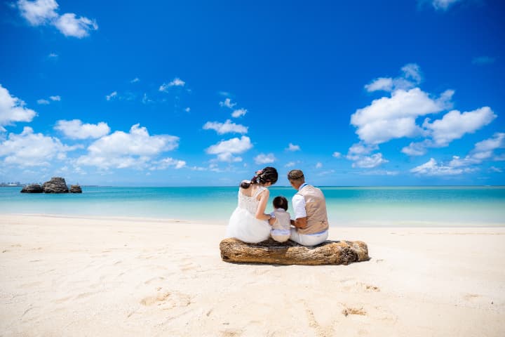 アラハビーチ 流木に座る家族写真