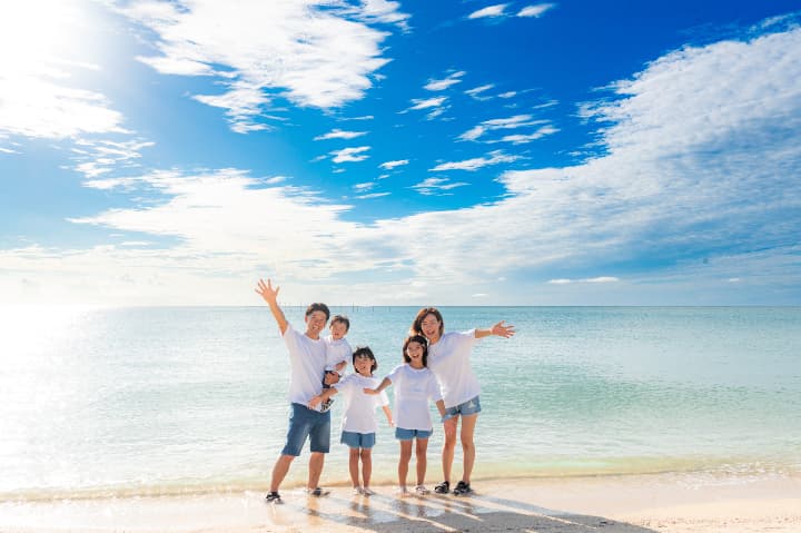 沖縄 家族写真 お揃いの白Tシャツコーディネート