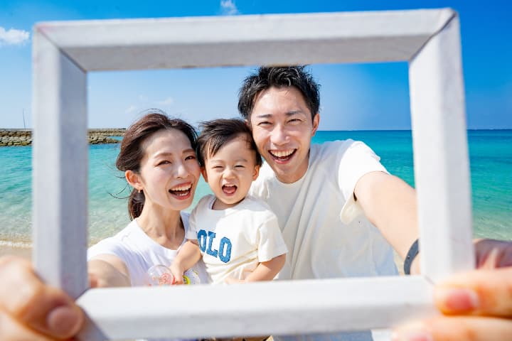 沖縄 家族写真 ビーチでの自然な笑顔