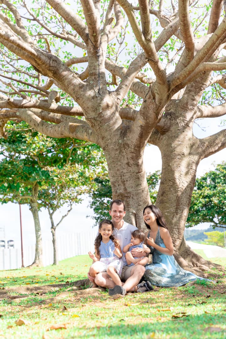 21世紀の森ビーチで団欒するファミリー