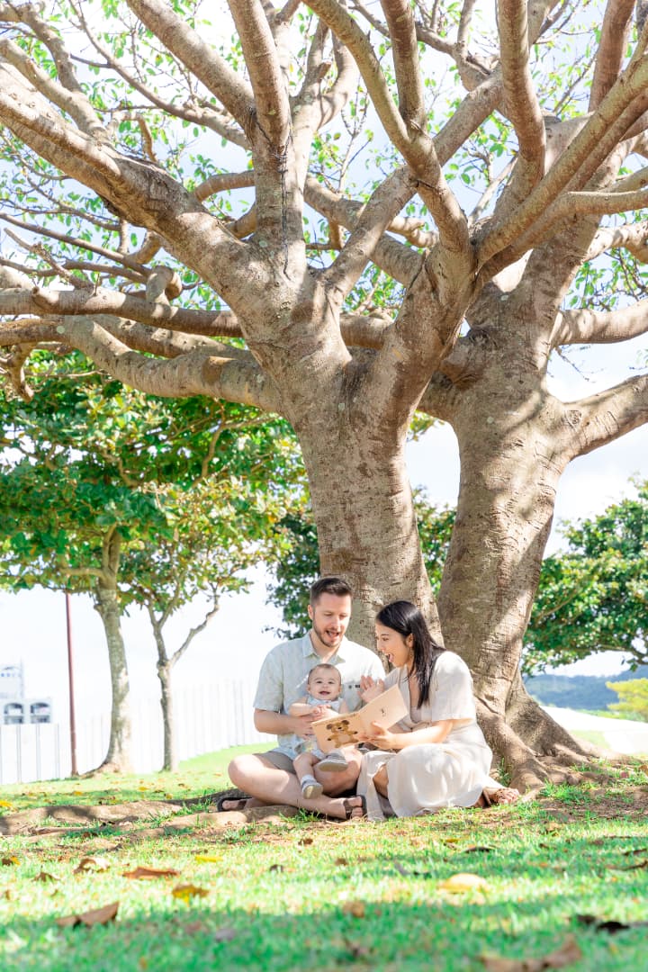 沖縄の緑の中でママと子どものツーショットを撮影した出張撮影｜沖縄家族写真海