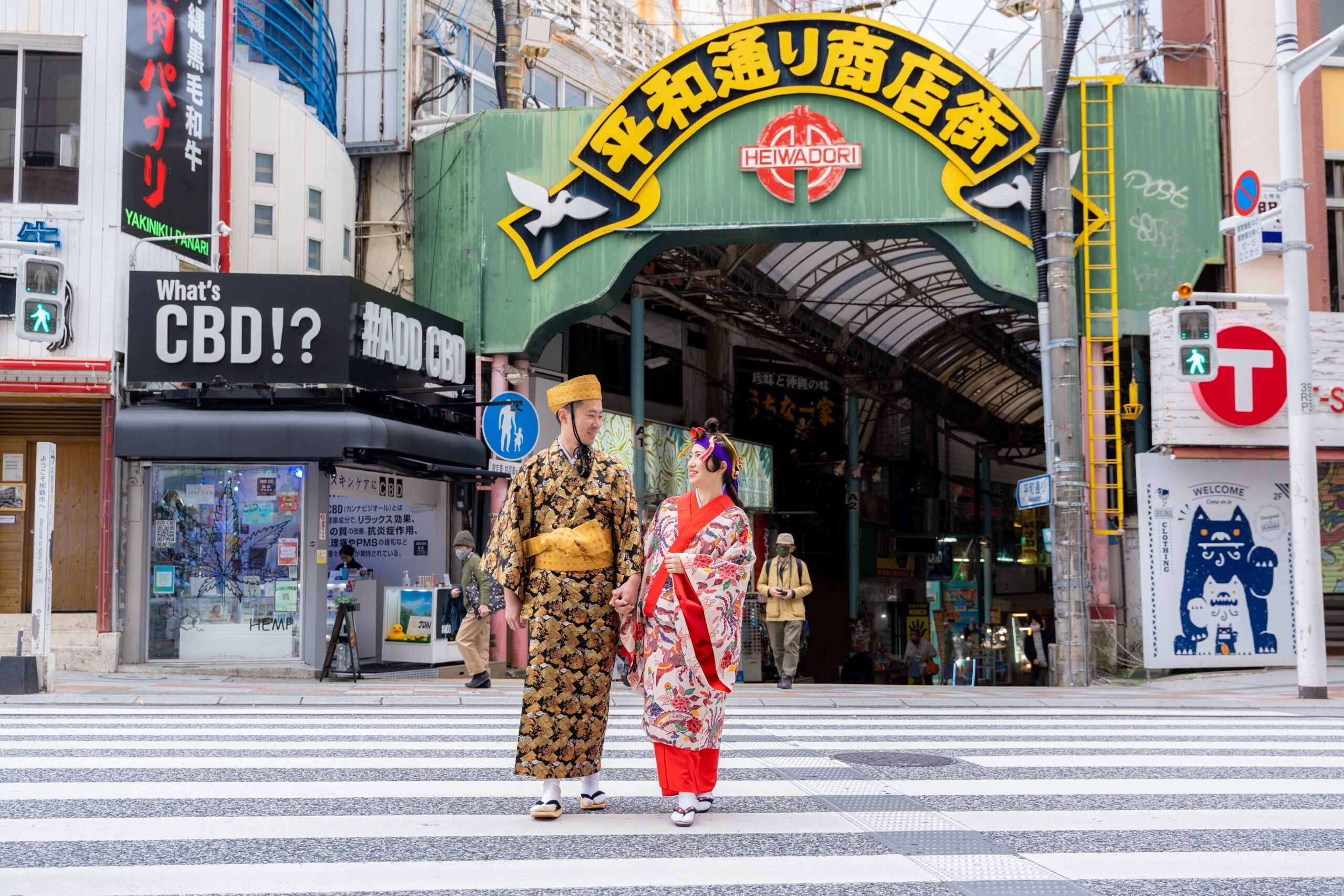 沖縄の国際通り近くの商店街で琉装カップル