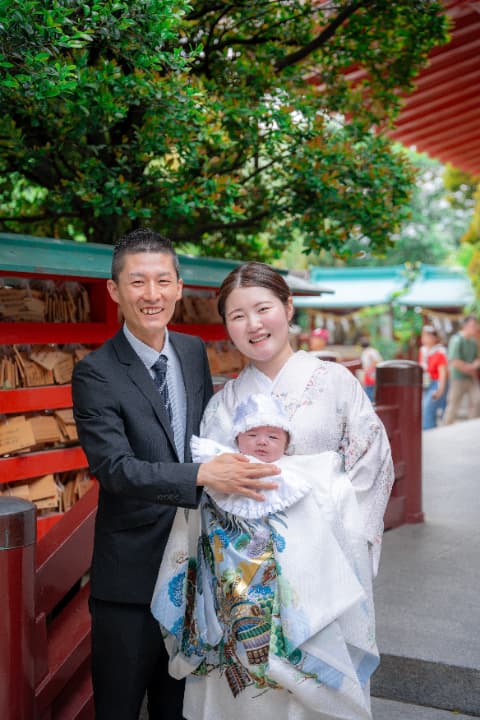 沖縄 お宮参り｜波上宮の鳥居前で撮影した家族の記念写真