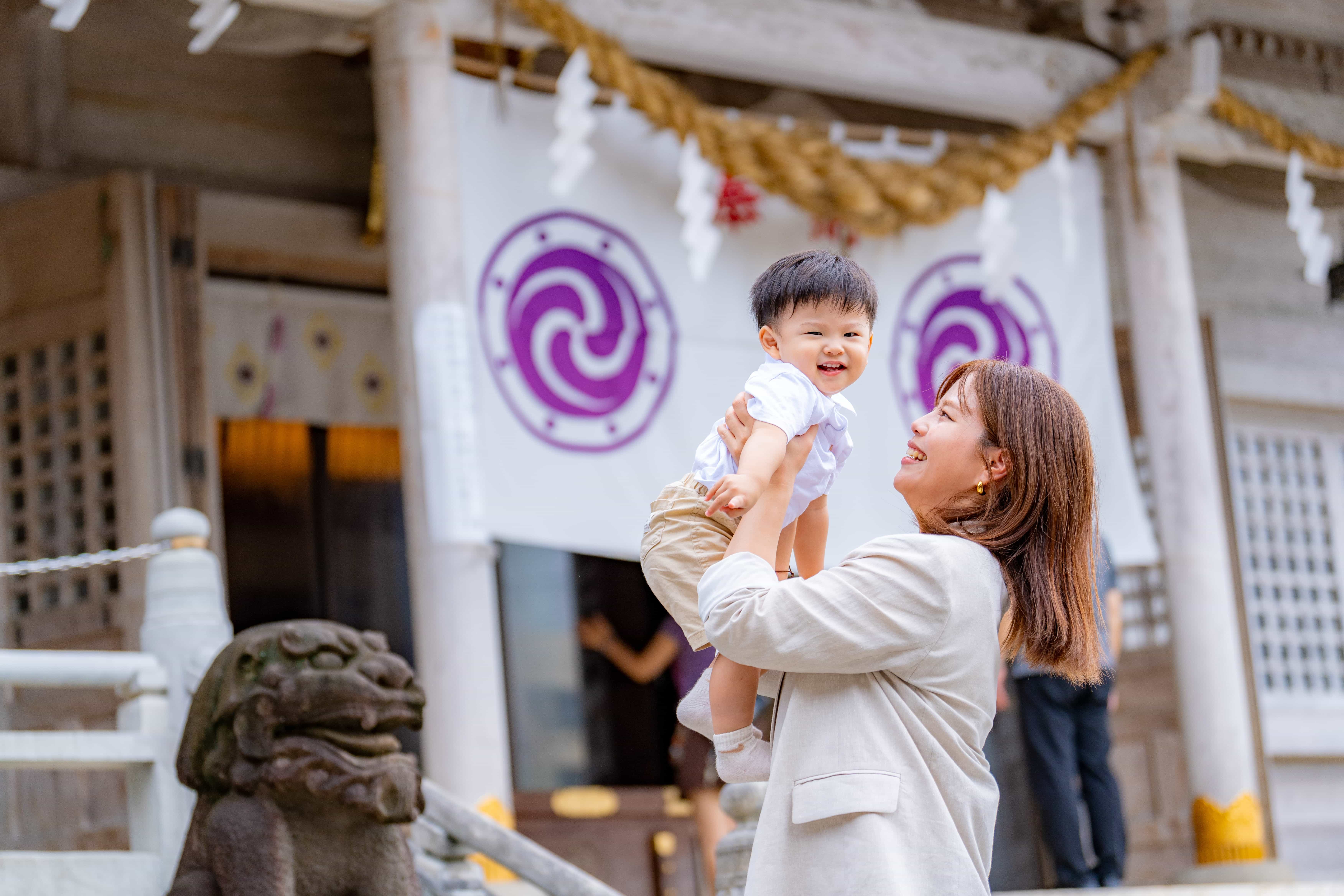 沖縄 波上宮 お宮参り｜出張カメラマンが撮る自然体の家族写真