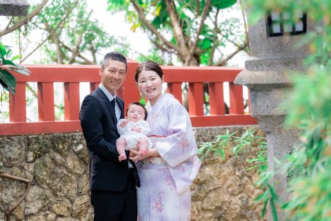 沖縄 波上宮 撮影｜お宮参りの記念写真を撮る家族