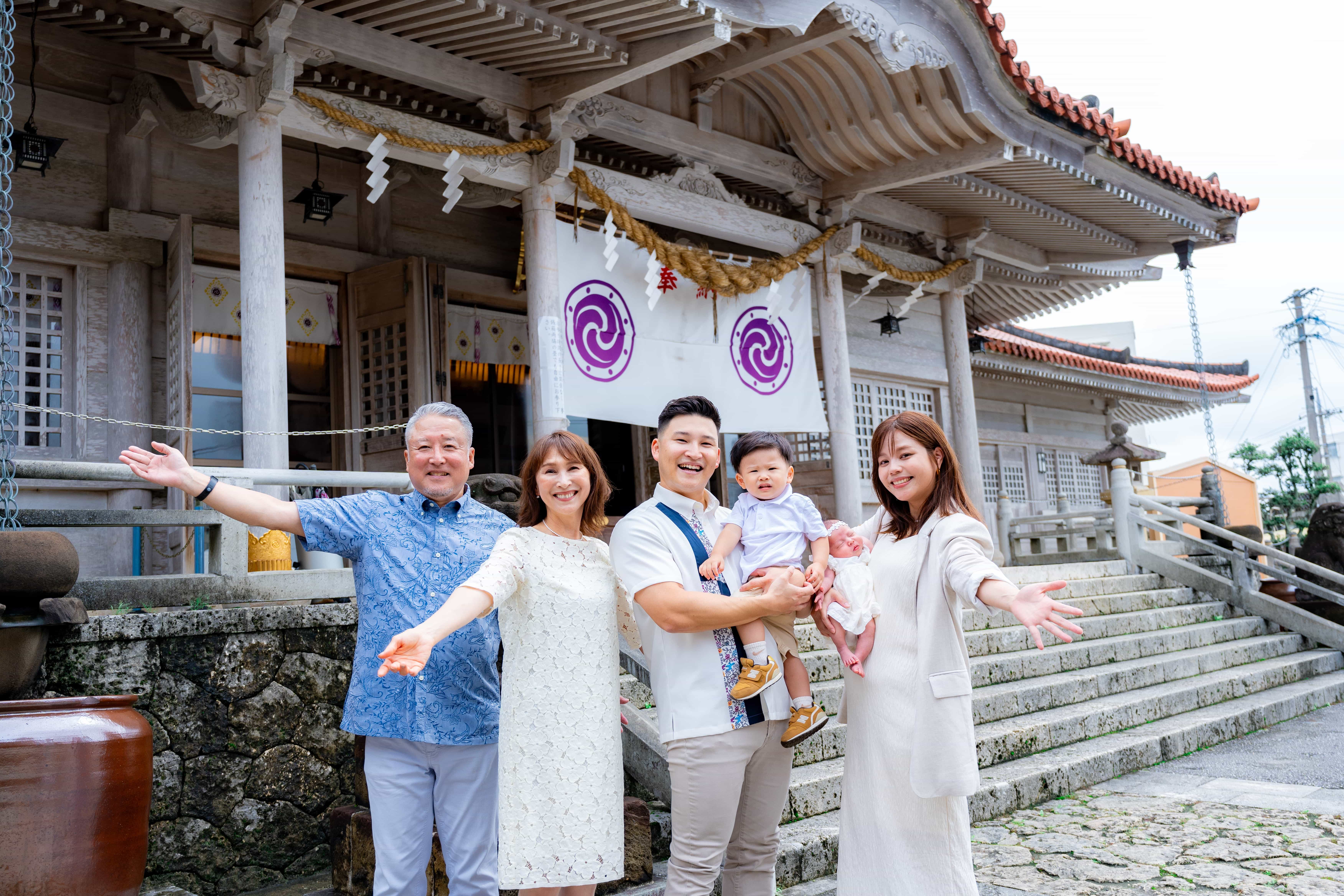 沖縄 お宮参り 出張撮影｜波上宮で産着姿の赤ちゃんと笑顔の家族写真