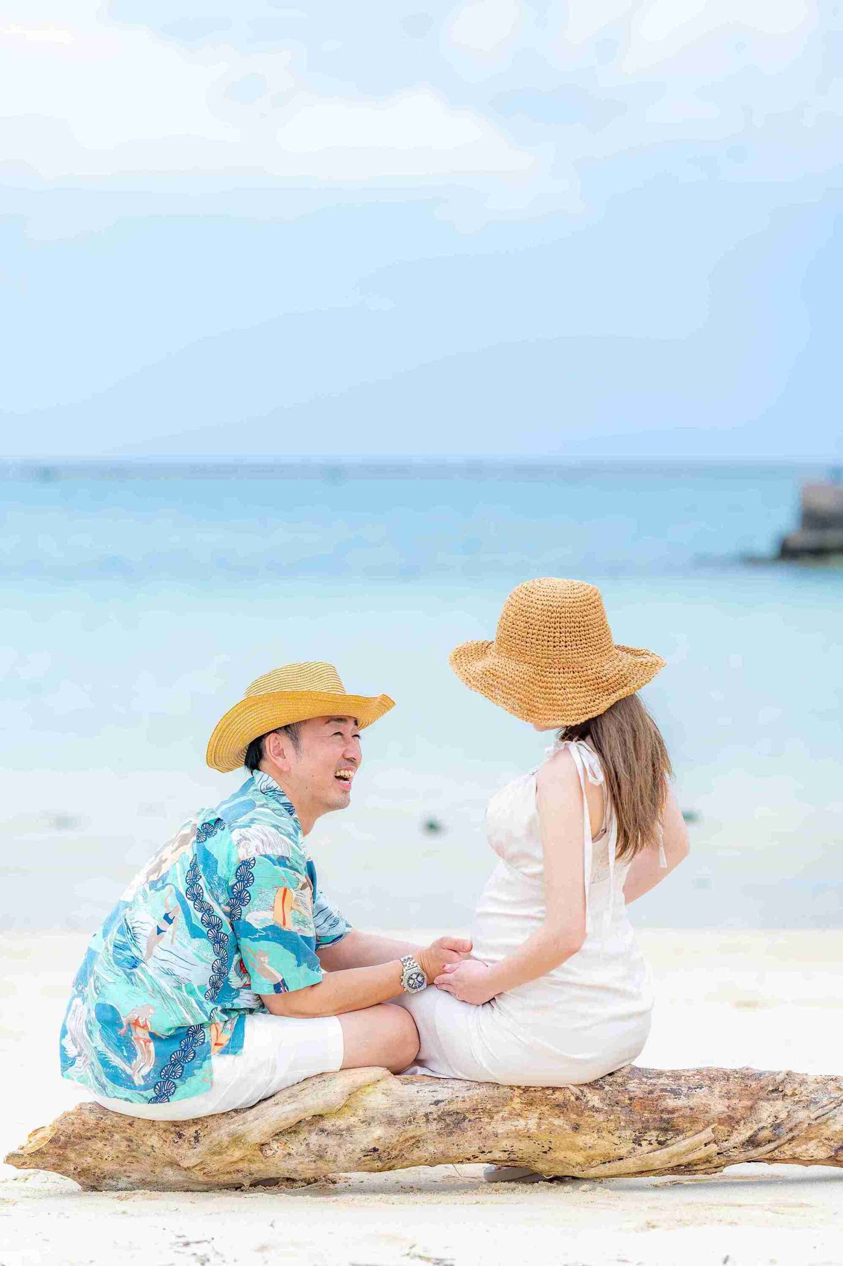 マタニティフォトで笑顔を見せるご夫婦。夏らしさ満点の一枚