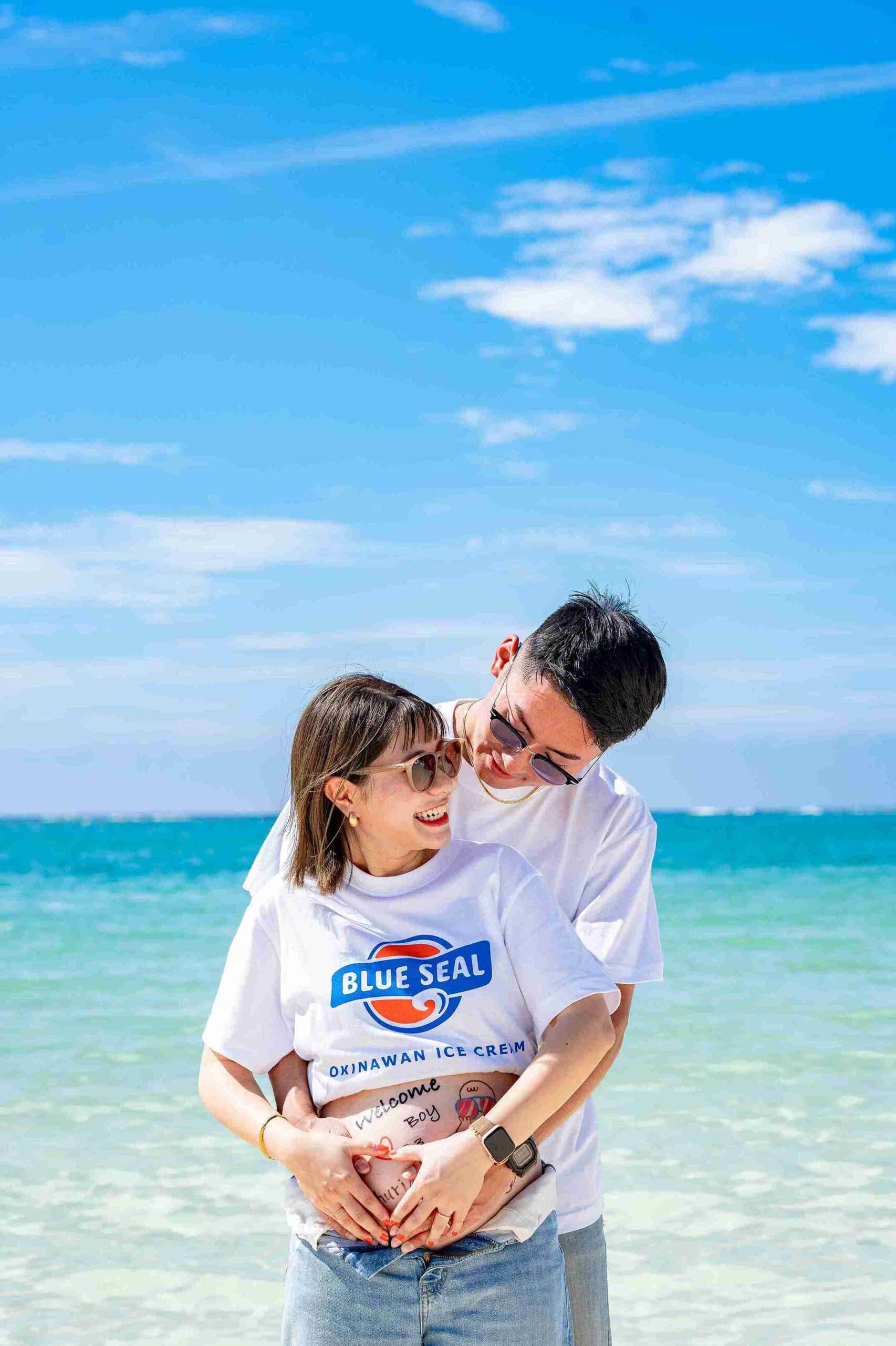 沖縄の綺麗な海の前でマタニティフォト撮影