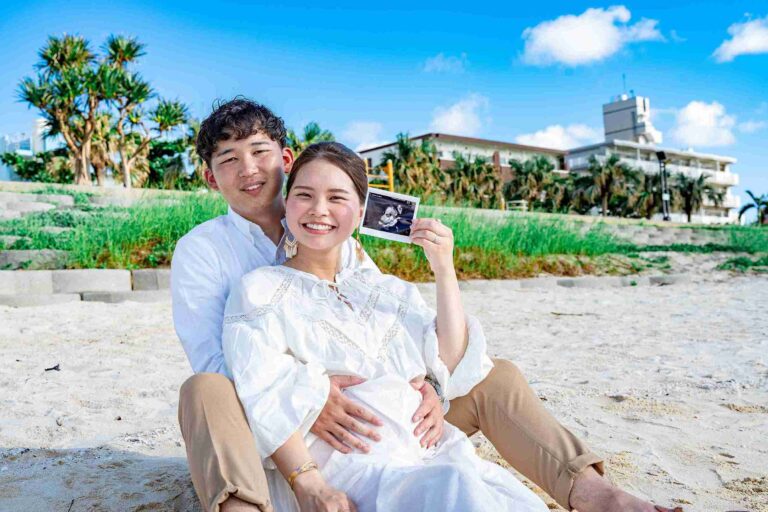 沖縄の綺麗な海の前でマタニティポーズ　エコー写真と一緒