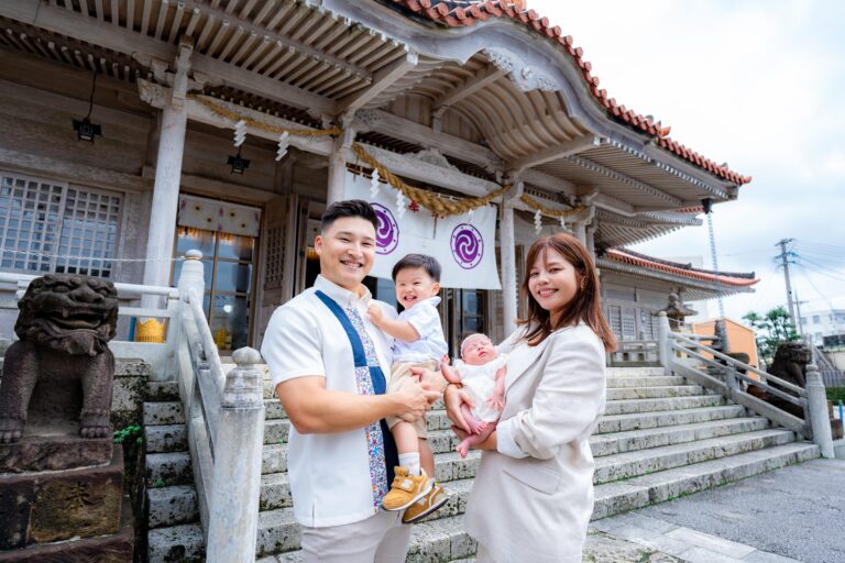 沖縄・普天間宮で記念撮影する家族の笑顔写真