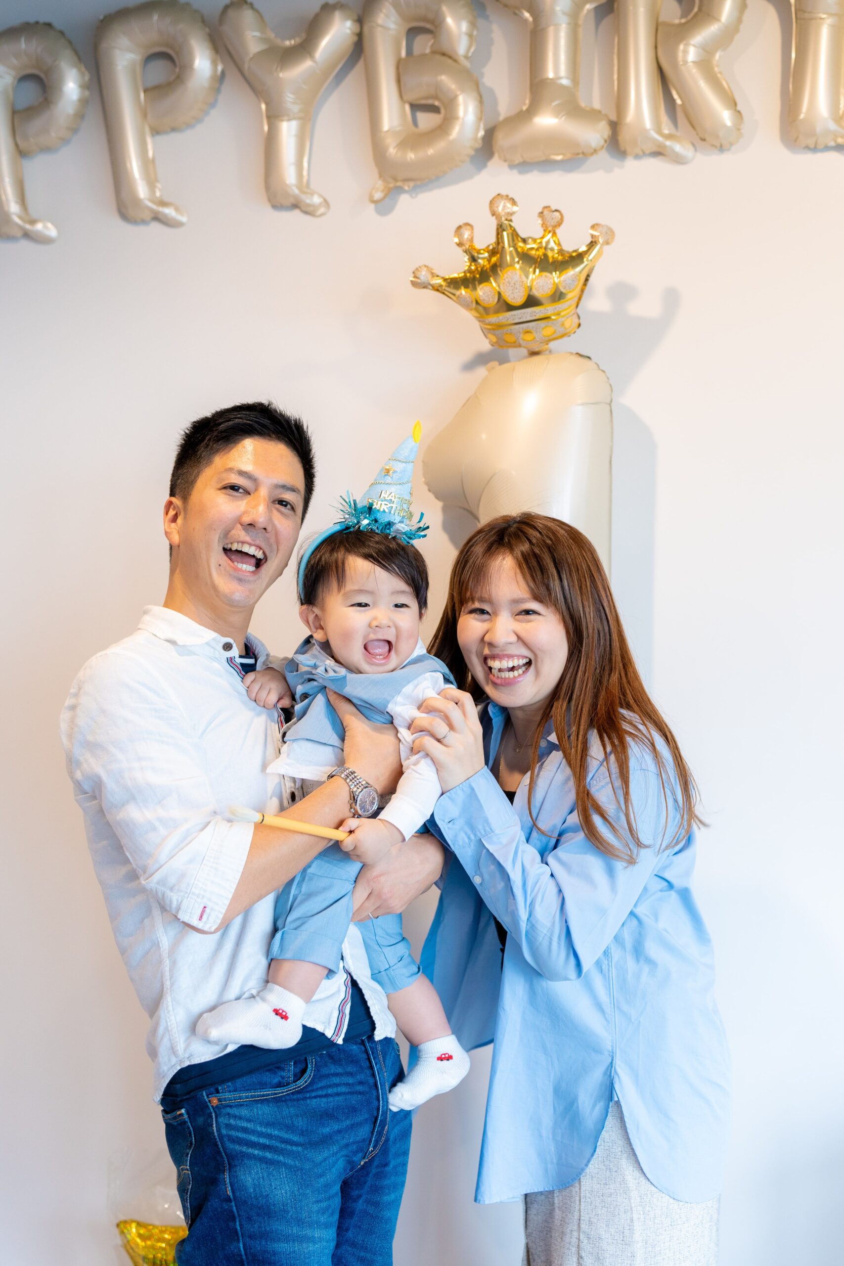 沖縄のタンカーユーエイで1歳のバースデーを祝う家族3人の笑顔のファミリーフォト｜沖縄出張撮影