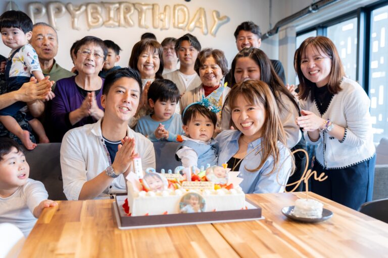沖縄の伝統行事タンカーユーエイでみんなで1歳の誕生日を祝う家族写真｜沖縄家族写真