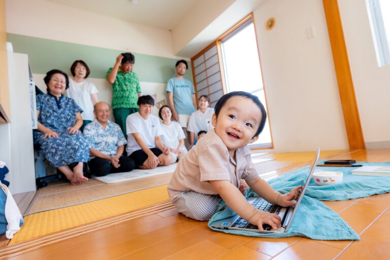 沖縄のタンカーユーエイでパソコンを選んだ男の子の可愛い瞬間を撮影｜沖縄ロケーションフォト