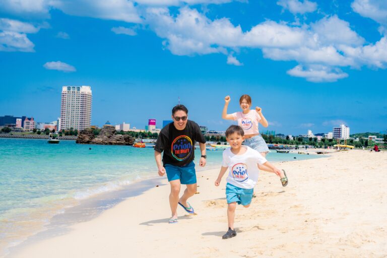 沖縄の砂浜でよーいどんとパパとかけっこする子どもの家族写真｜沖縄家族写真海