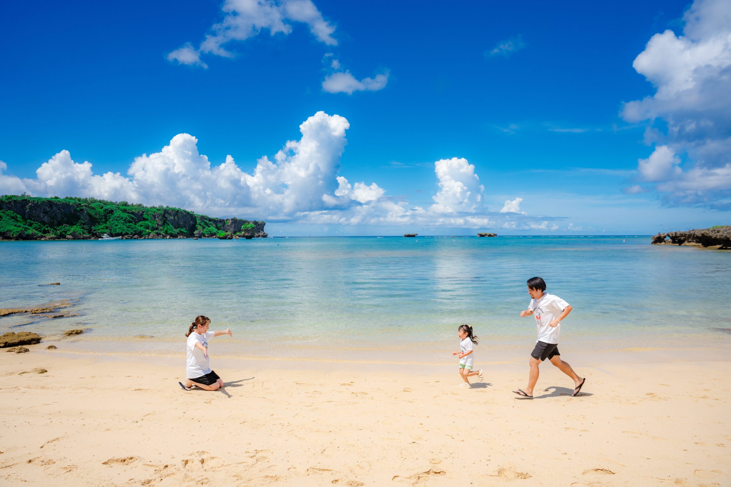 万座ビーチでの家族写真撮影｜沖縄恩納村