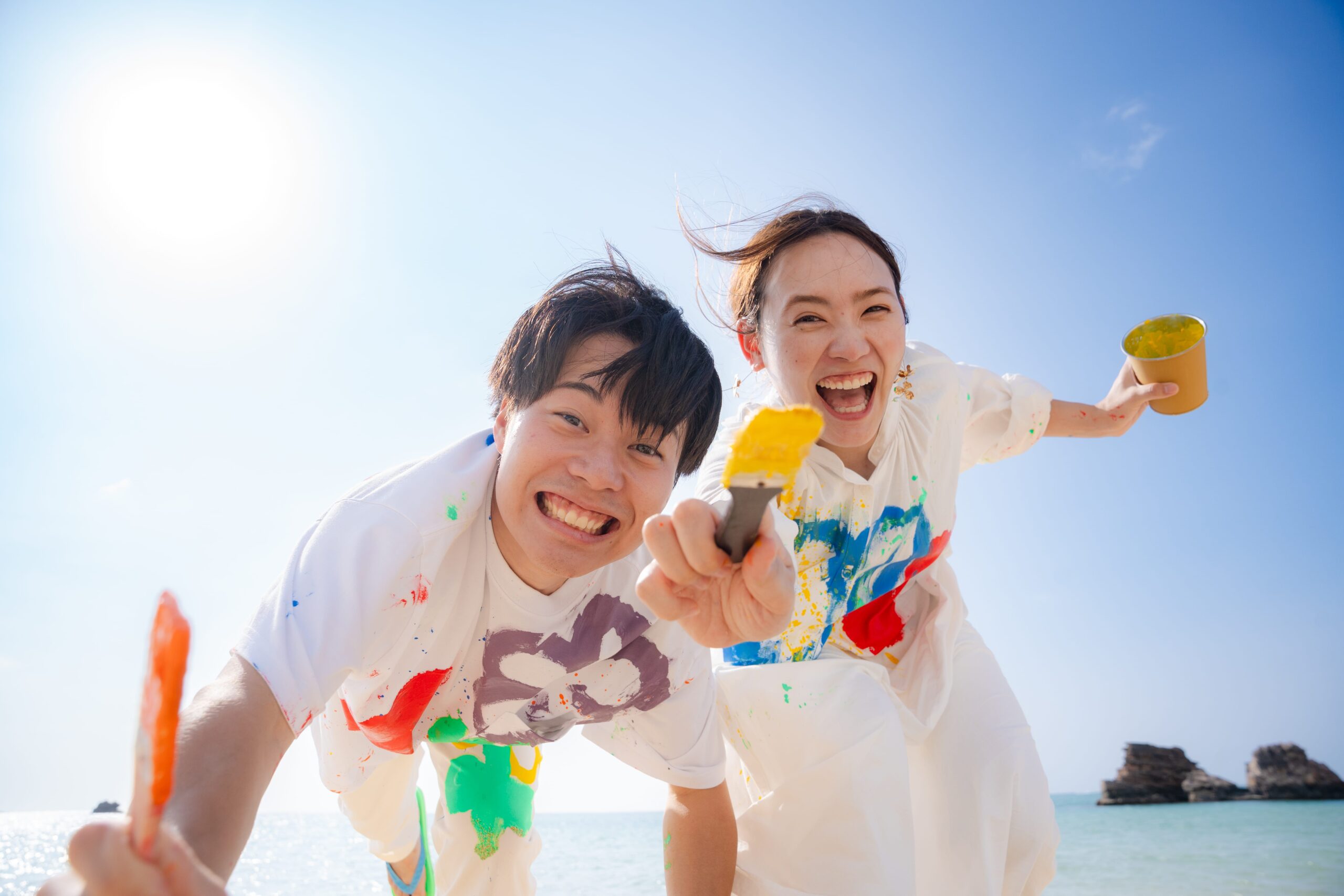 沖縄 カップル ペイントフォト ビーチ 絵の具まみれ