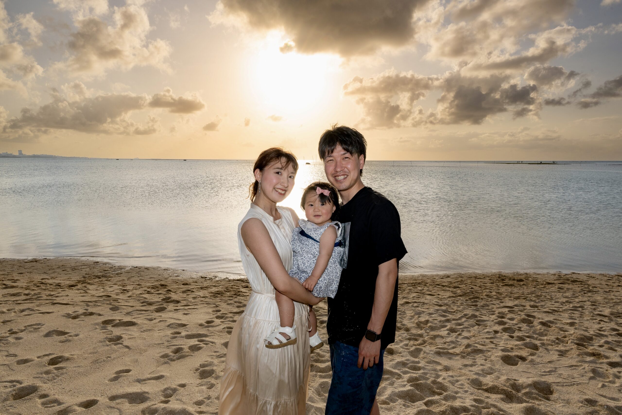 沖縄のサンセットを背景にした家族写真