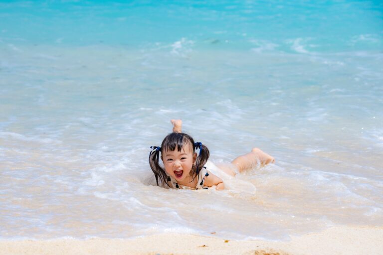 沖縄の海に浸かって大はしゃぎする家族の楽しい瞬間を撮影｜沖縄家族写真ビーチ