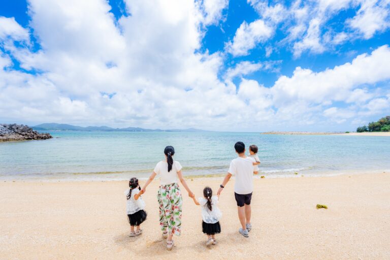 沖縄の海をバックに家族で並んだ後ろ姿のファミリーフォト｜沖縄ファミリーフォトビーチ