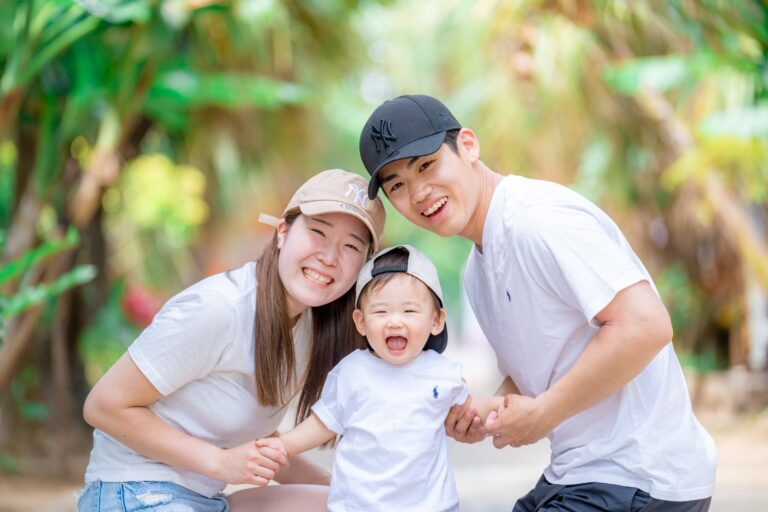 沖縄の自然の中で家族3人の眩しい笑顔を撮影したロケーションフォト｜沖縄ロケーションフォト