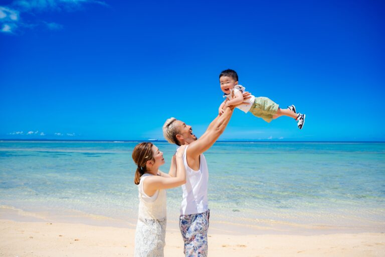 沖縄のビーチでパパに高い高いされる子どもの躍動感ある家族写真｜沖縄ロケーションフォト