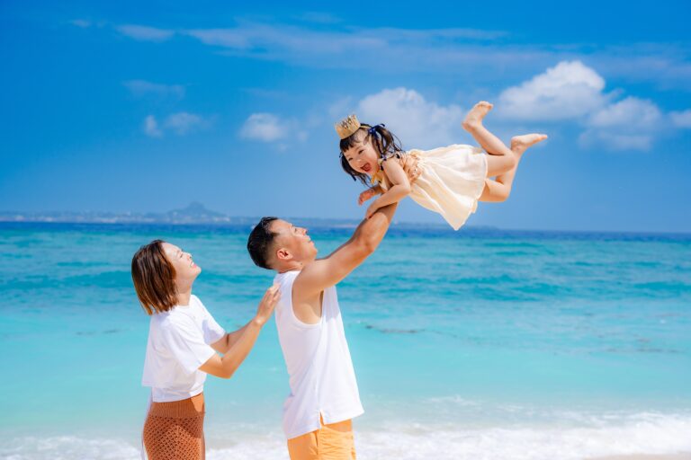 沖縄のビーチで子どもを高い高いする躍動感ある家族写真｜沖縄ビーチフォト