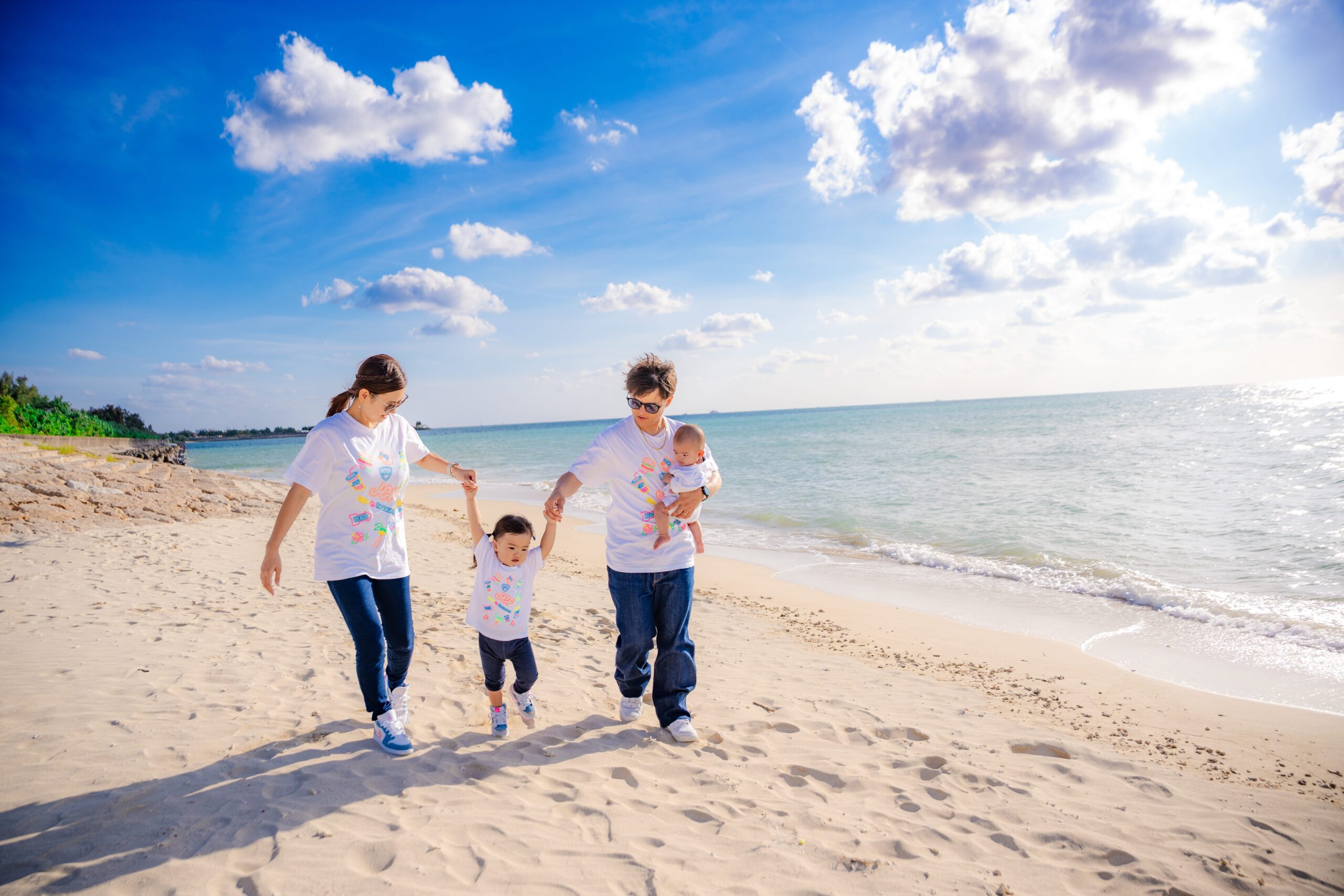 西崎 ビーチを歩く家族写真