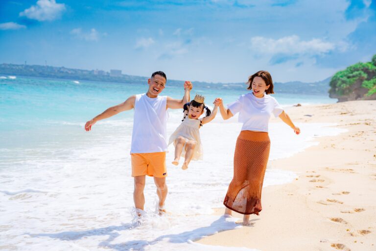 沖縄の海でパパとママに持ち上げられてジャンプする子どものロケーションフォト｜沖縄ロケーションフォト