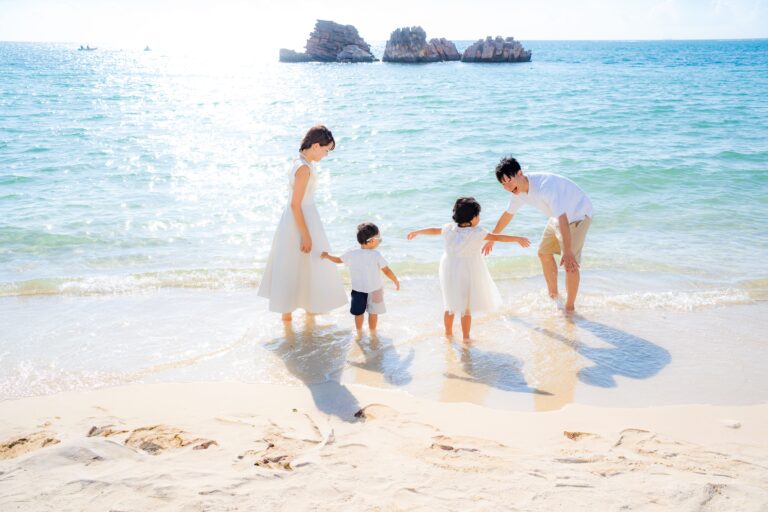 沖縄の海辺で自然に遊ぶ家族4人のありのままの家族写真｜沖縄出張撮影