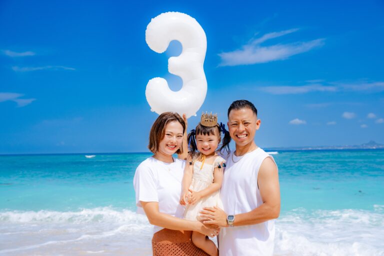 沖縄の美しい海を背景に子どもの誕生日を記念した出張撮影｜沖縄出張撮影