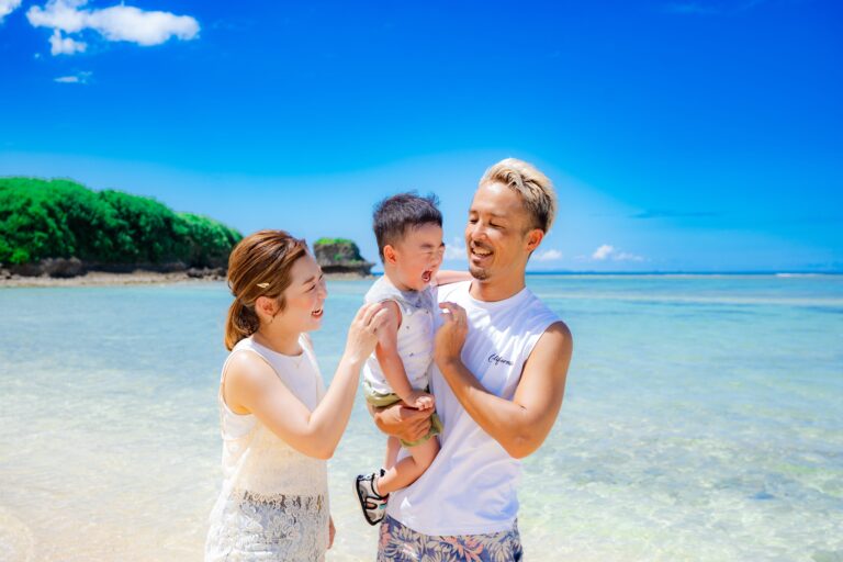 初めての沖縄の海に緊張して泣いてしまった男の子の可愛い泣き顔フォト｜沖縄ビーチフォト