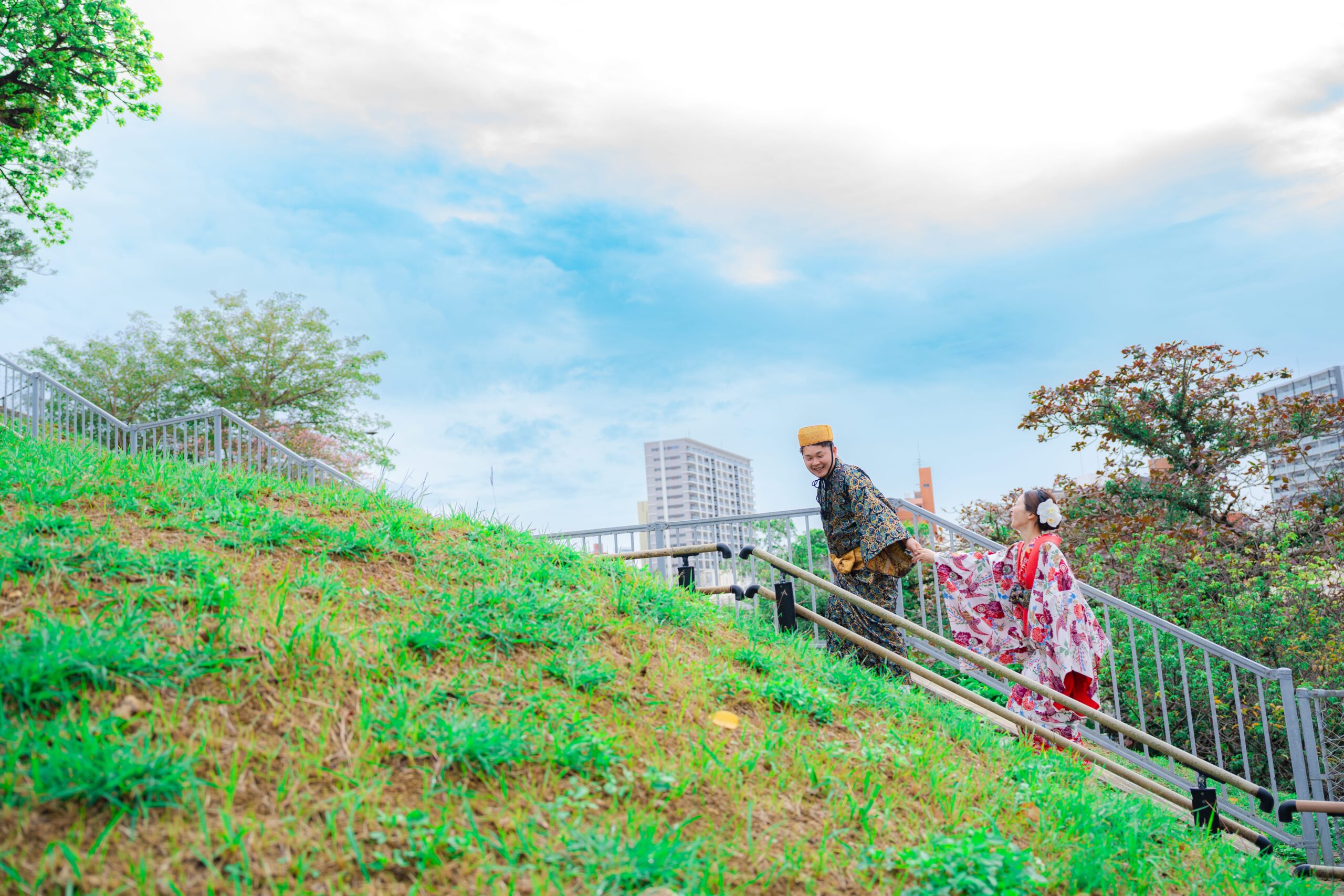 琉装姿で沖縄のビーチに立つカップルの全身ショット