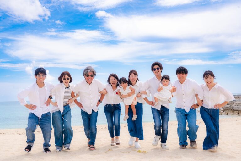 沖縄の海辺で還暦祝いに家族全員で大はしゃぎする楽しいロケーションフォト｜沖縄還暦祝い出張撮影